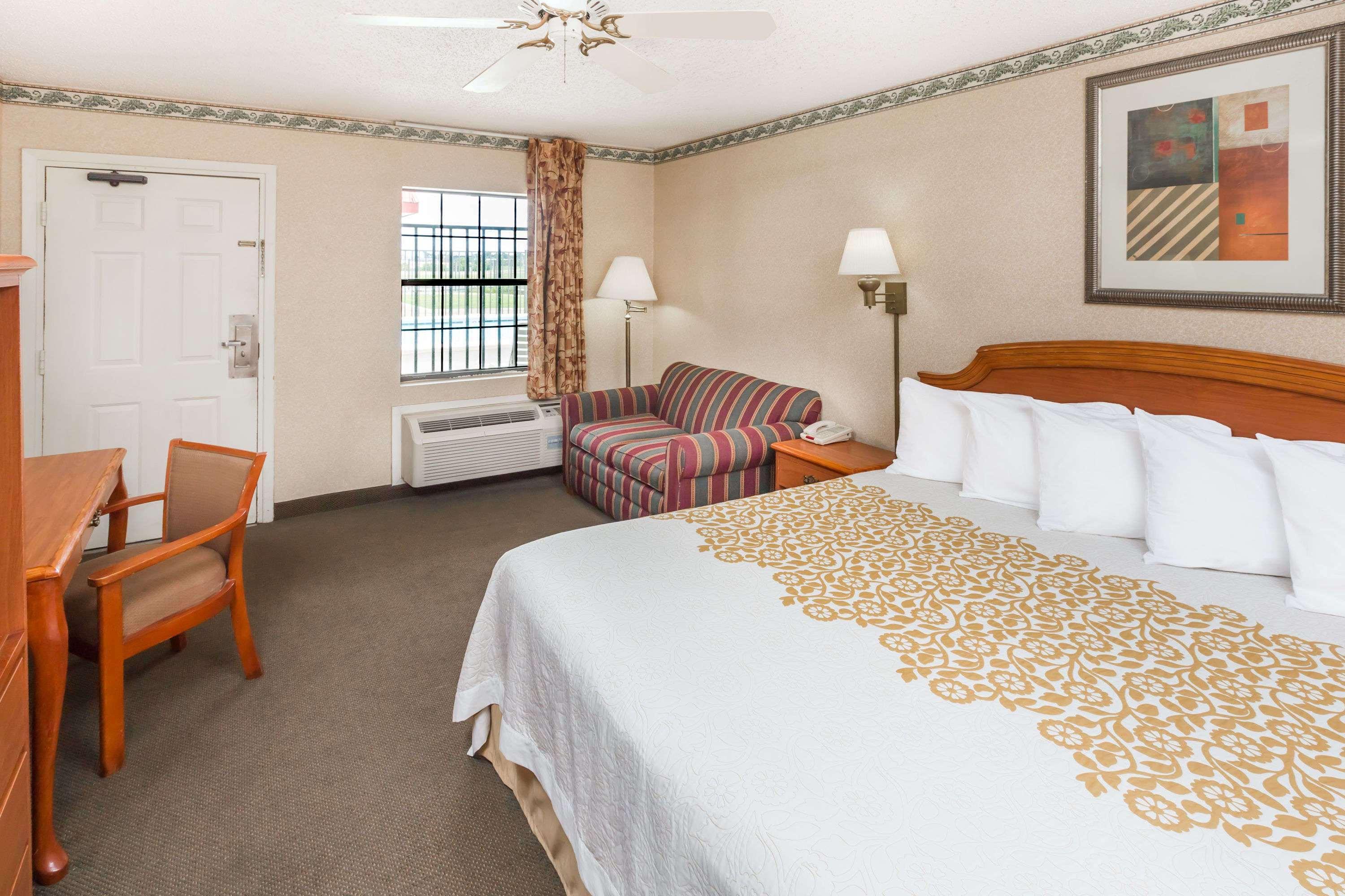 Days Inn By Wyndham Batesville Bagian luar foto