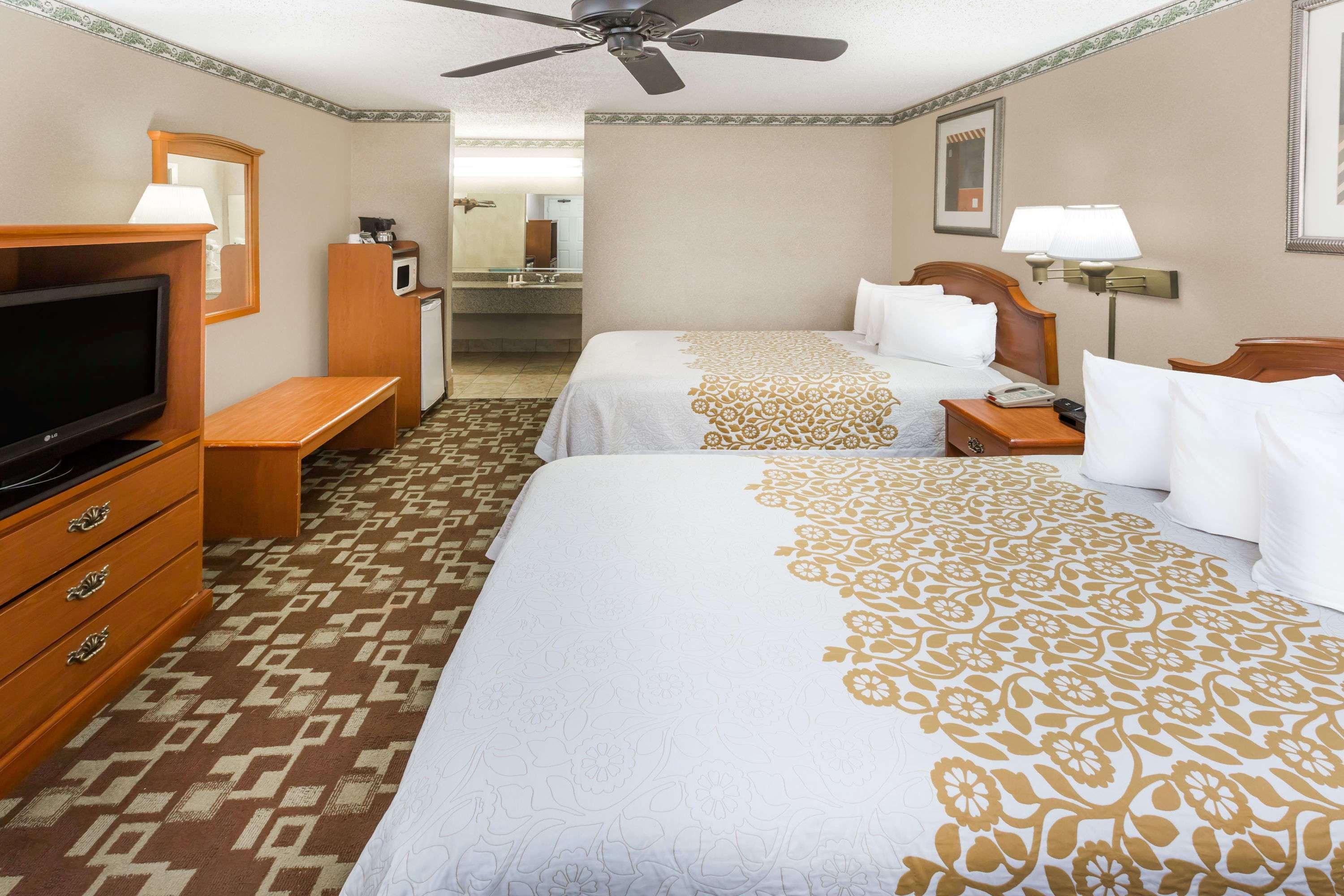 Days Inn By Wyndham Batesville Bagian luar foto