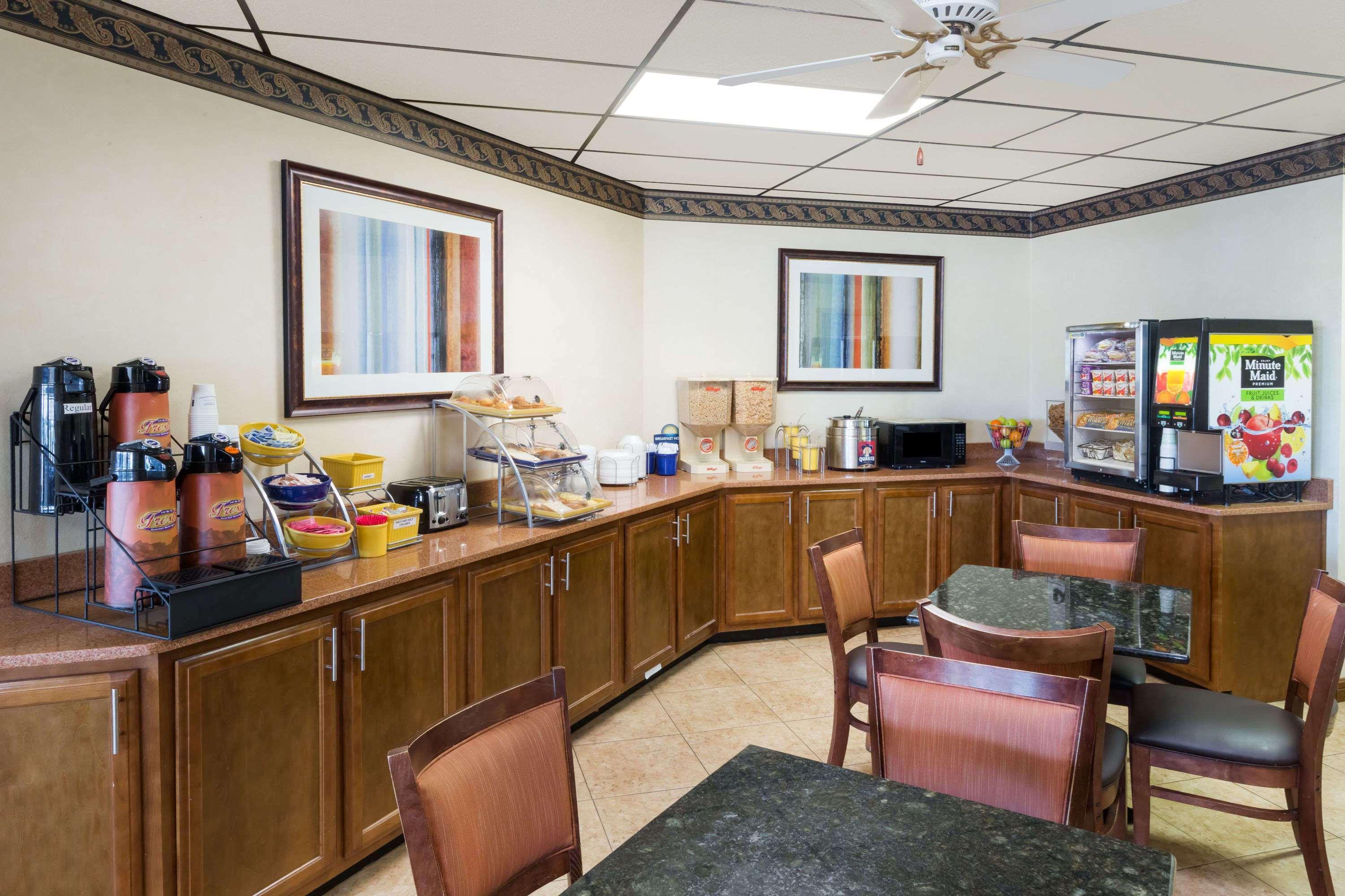 Days Inn By Wyndham Batesville Bagian luar foto