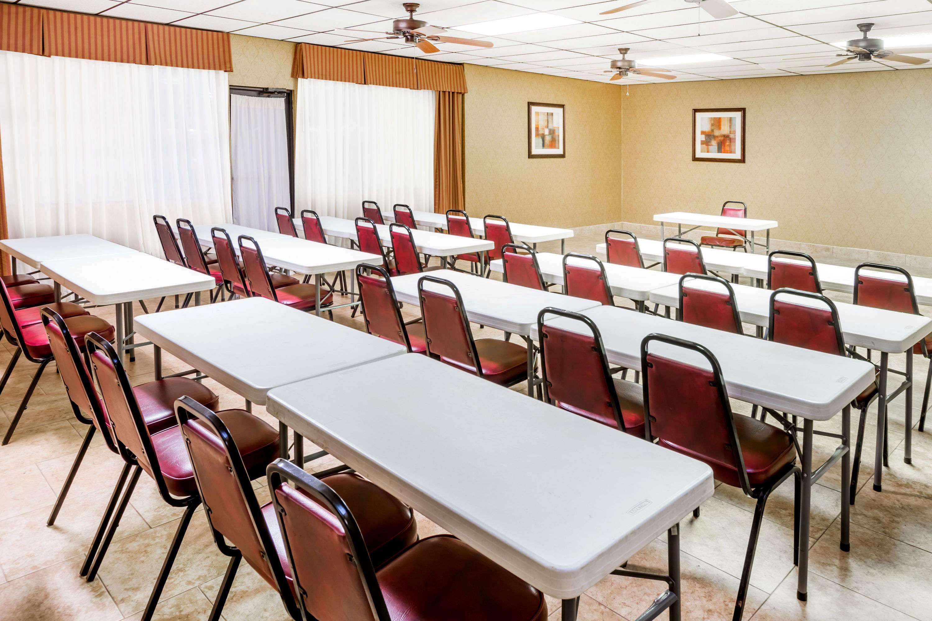 Days Inn By Wyndham Batesville Bagian luar foto