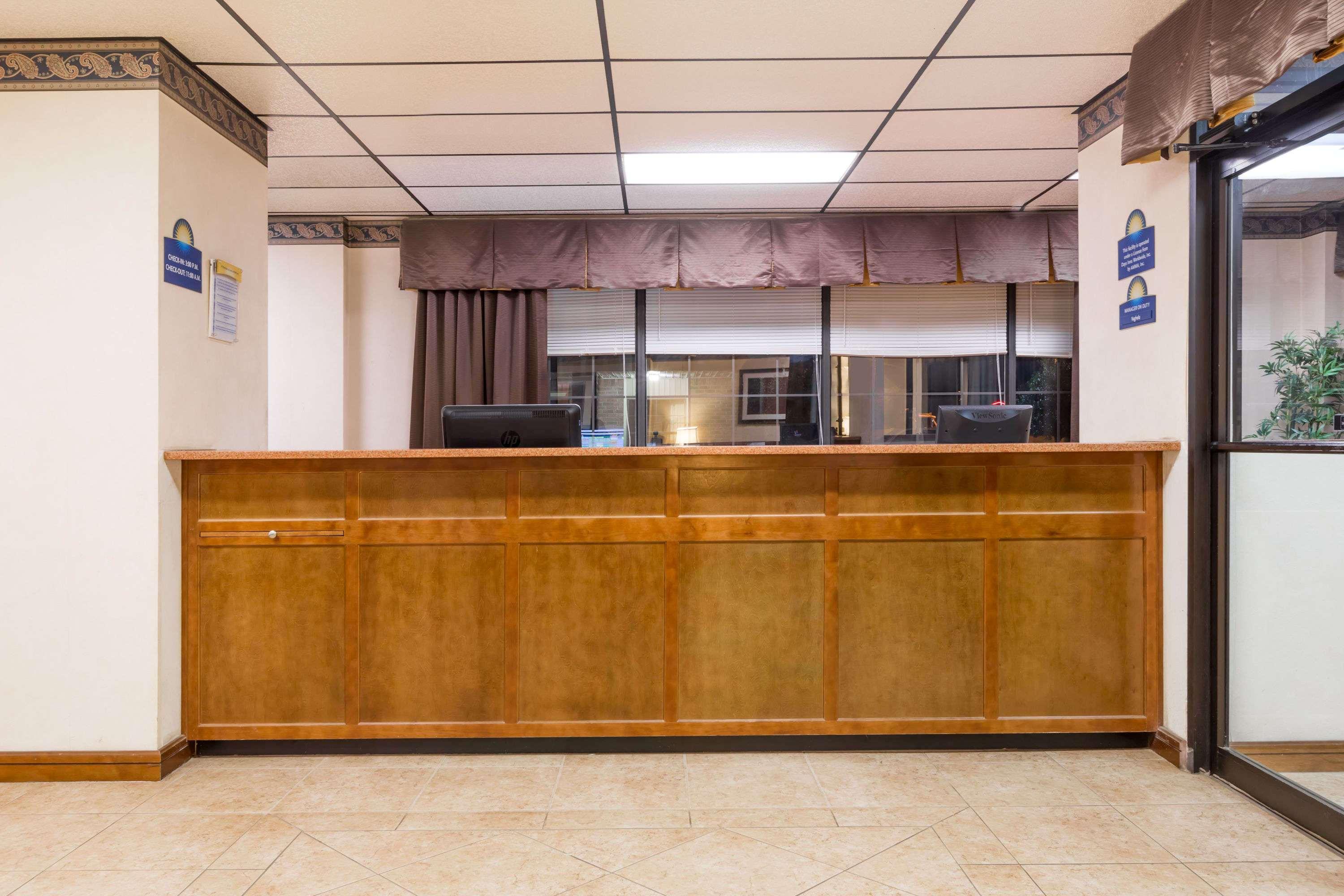 Days Inn By Wyndham Batesville Bagian luar foto