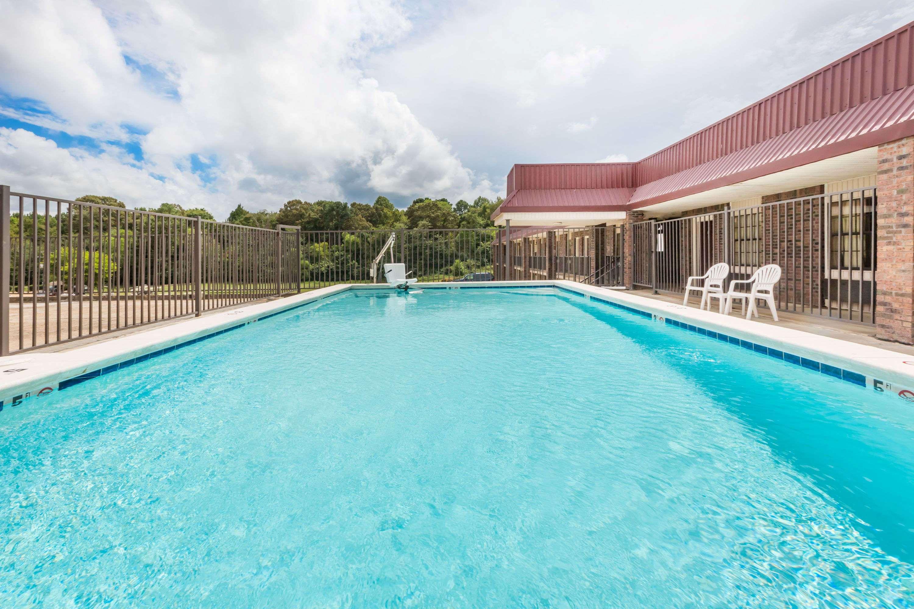 Days Inn By Wyndham Batesville Bagian luar foto