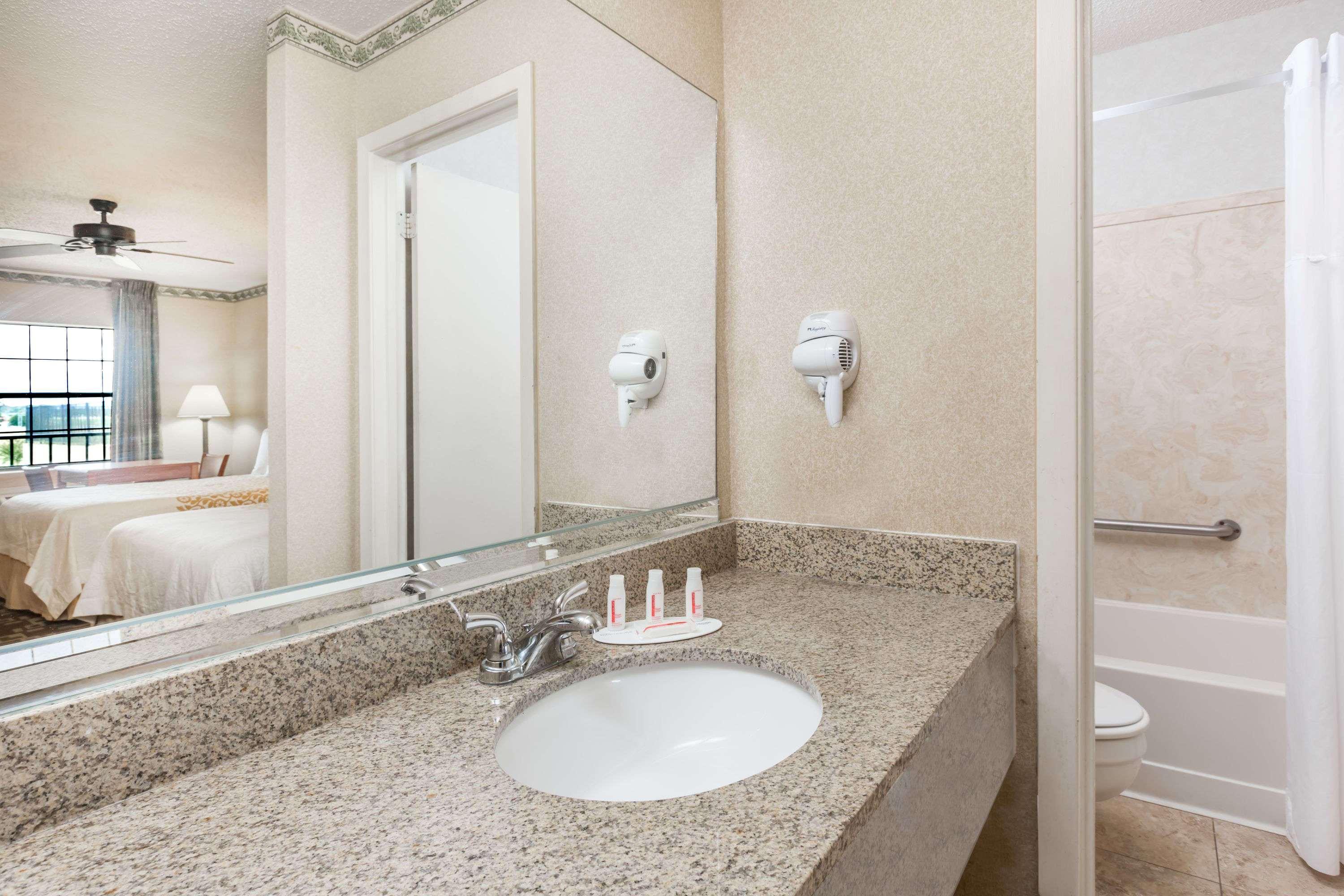 Days Inn By Wyndham Batesville Bagian luar foto