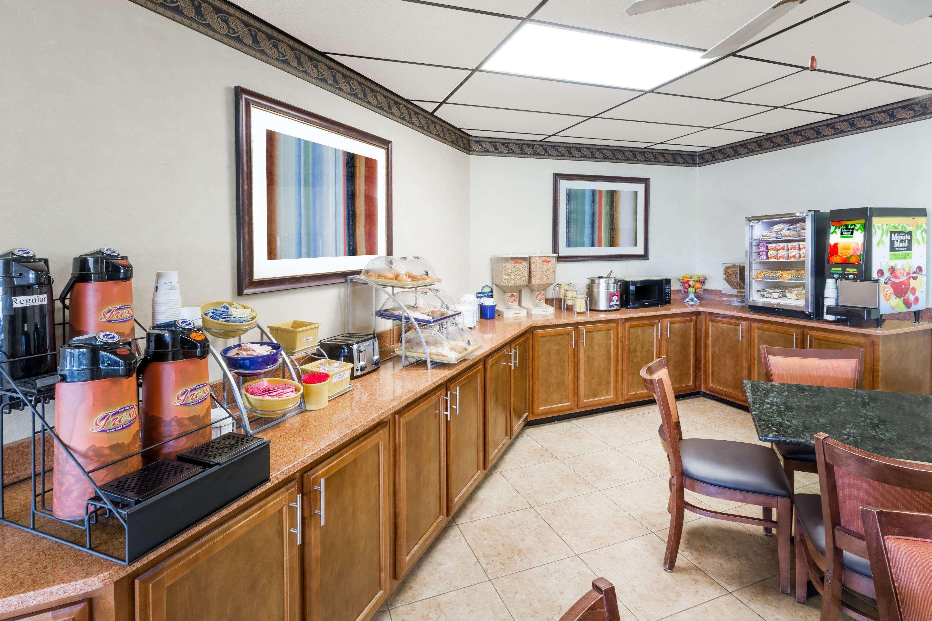 Days Inn By Wyndham Batesville Bagian luar foto