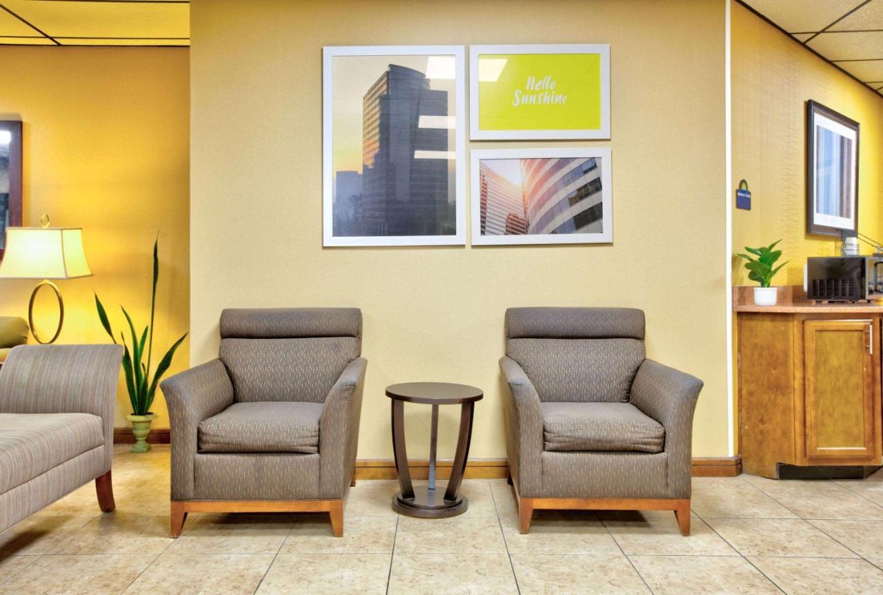 Days Inn By Wyndham Batesville Bagian luar foto