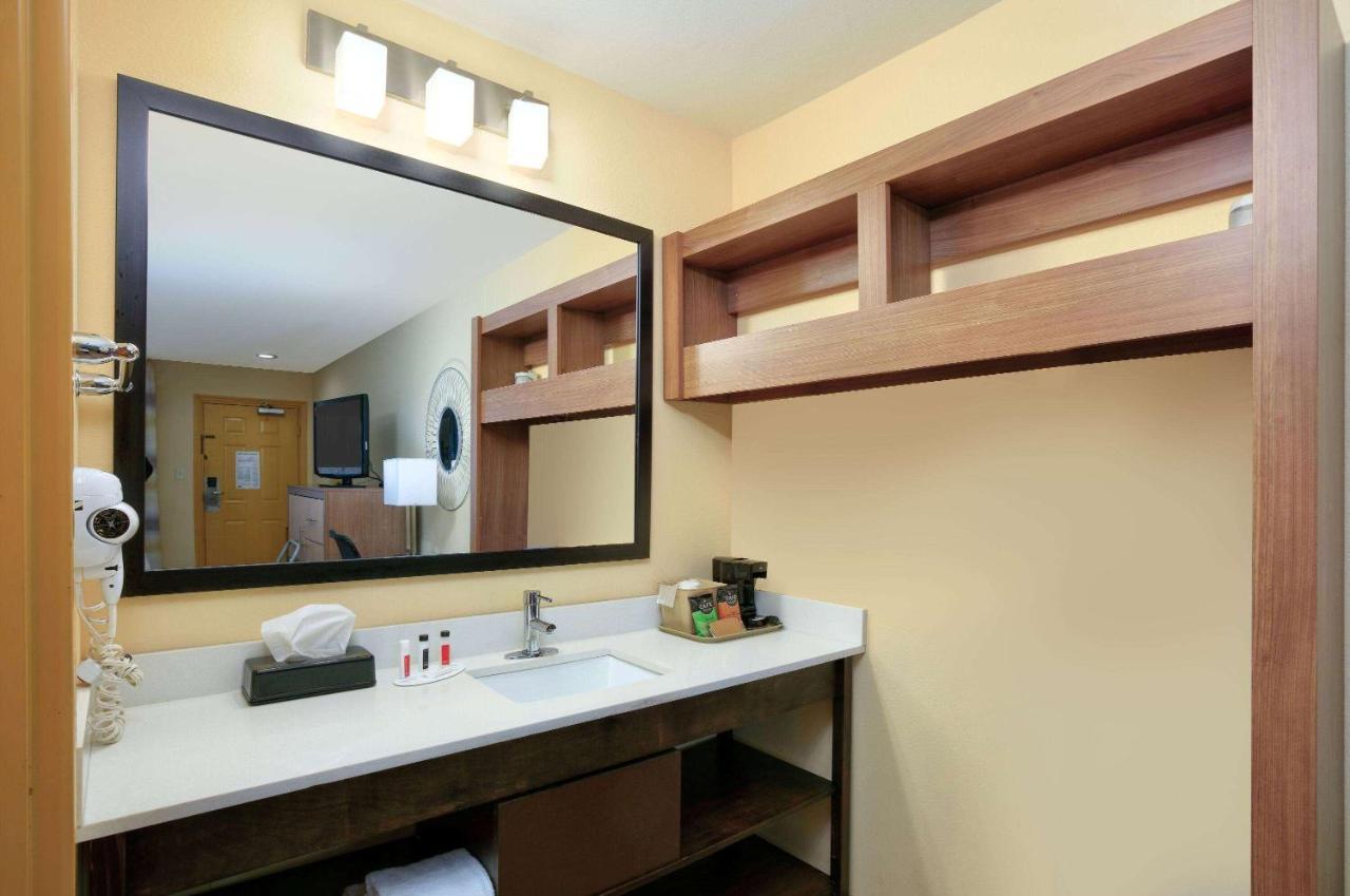 Days Inn By Wyndham Batesville Bagian luar foto