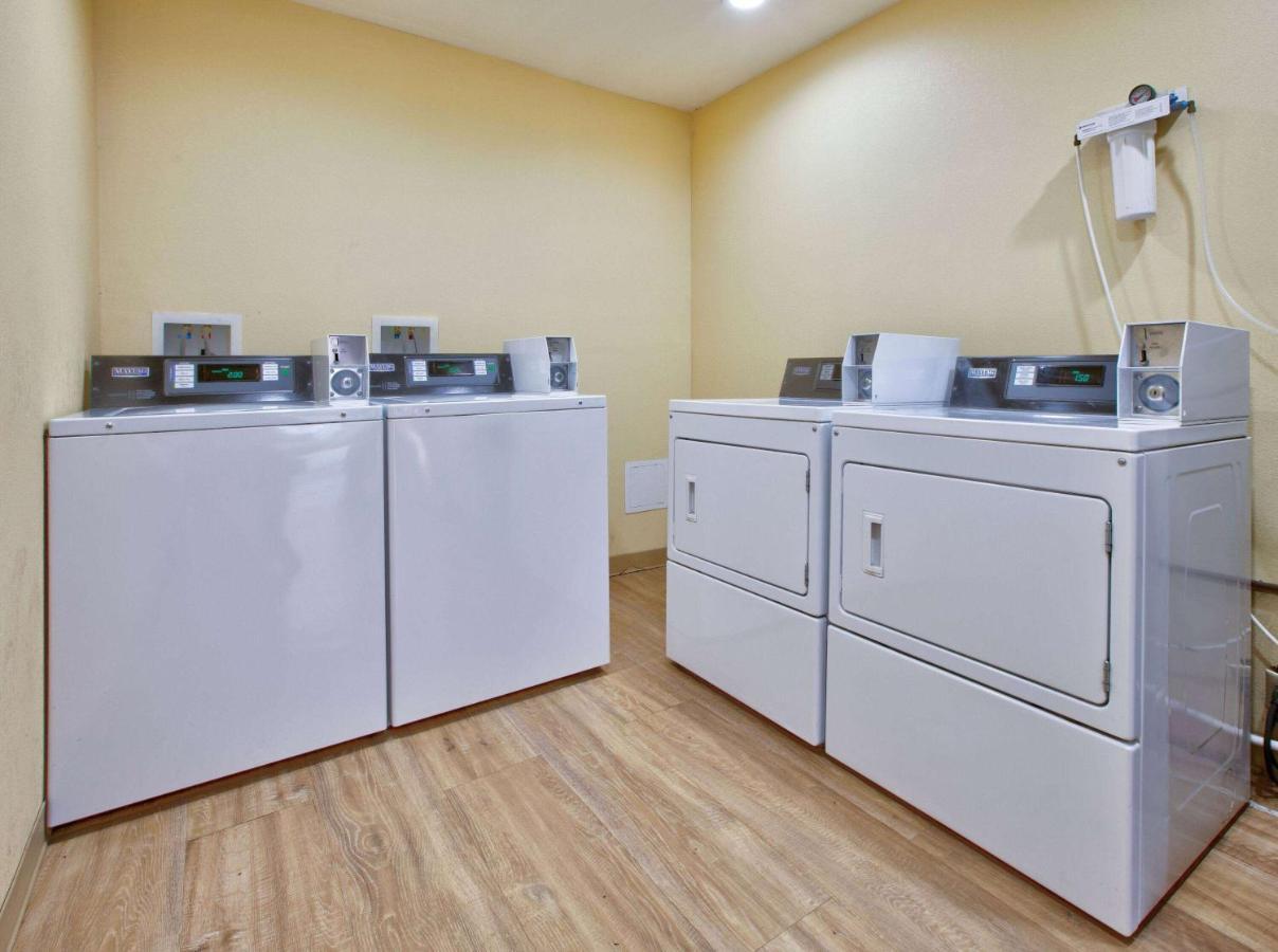 Days Inn By Wyndham Batesville Bagian luar foto