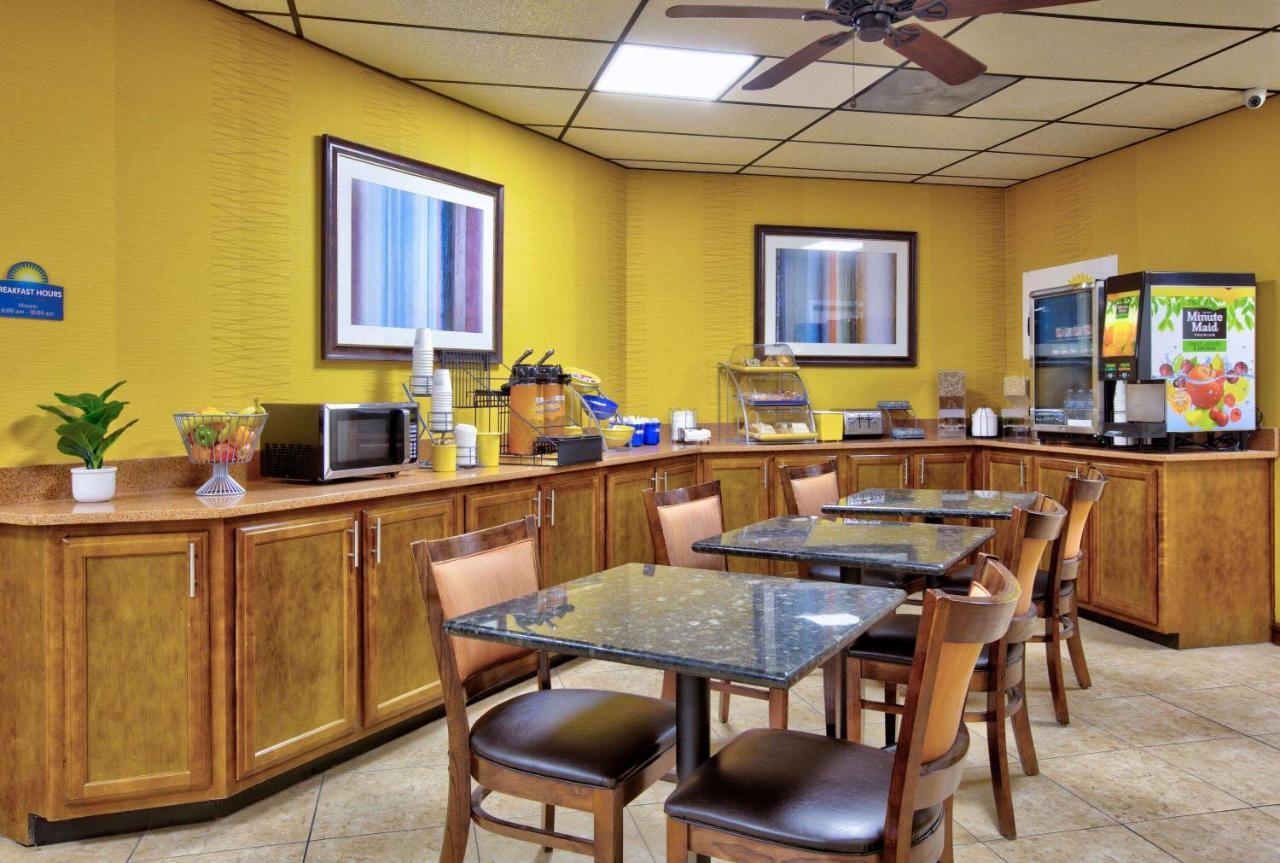 Days Inn By Wyndham Batesville Bagian luar foto