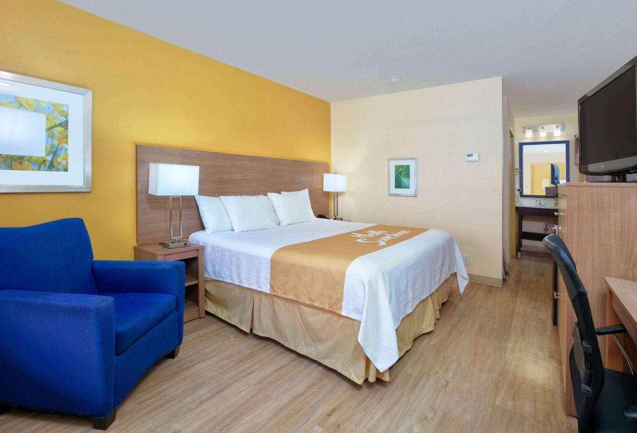 Days Inn By Wyndham Batesville Bagian luar foto