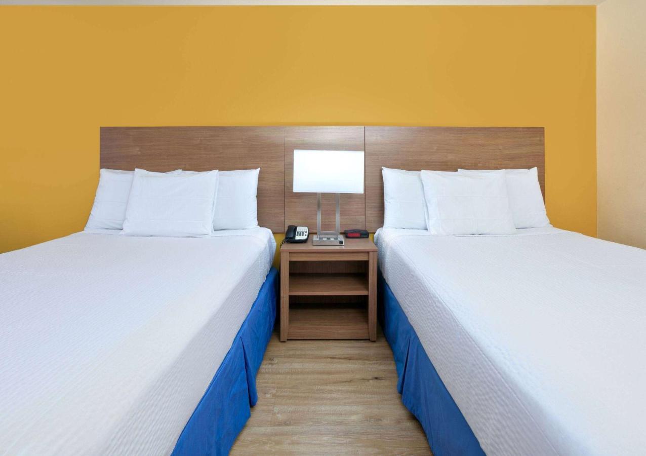 Days Inn By Wyndham Batesville Bagian luar foto