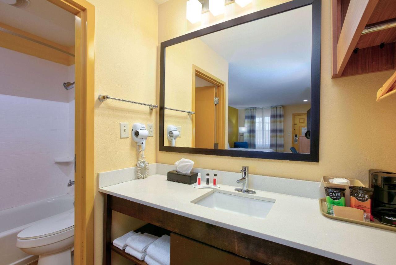 Days Inn By Wyndham Batesville Bagian luar foto