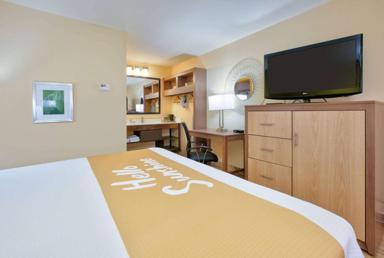 Days Inn By Wyndham Batesville Bagian luar foto