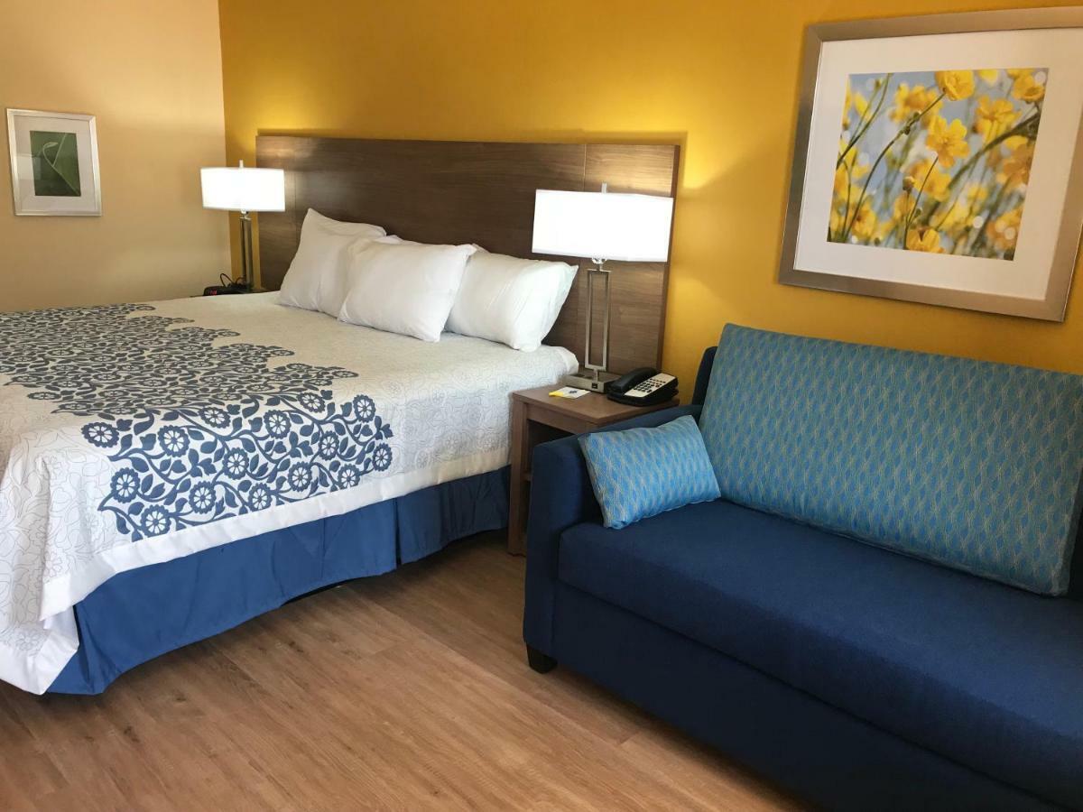 Days Inn By Wyndham Batesville Bagian luar foto