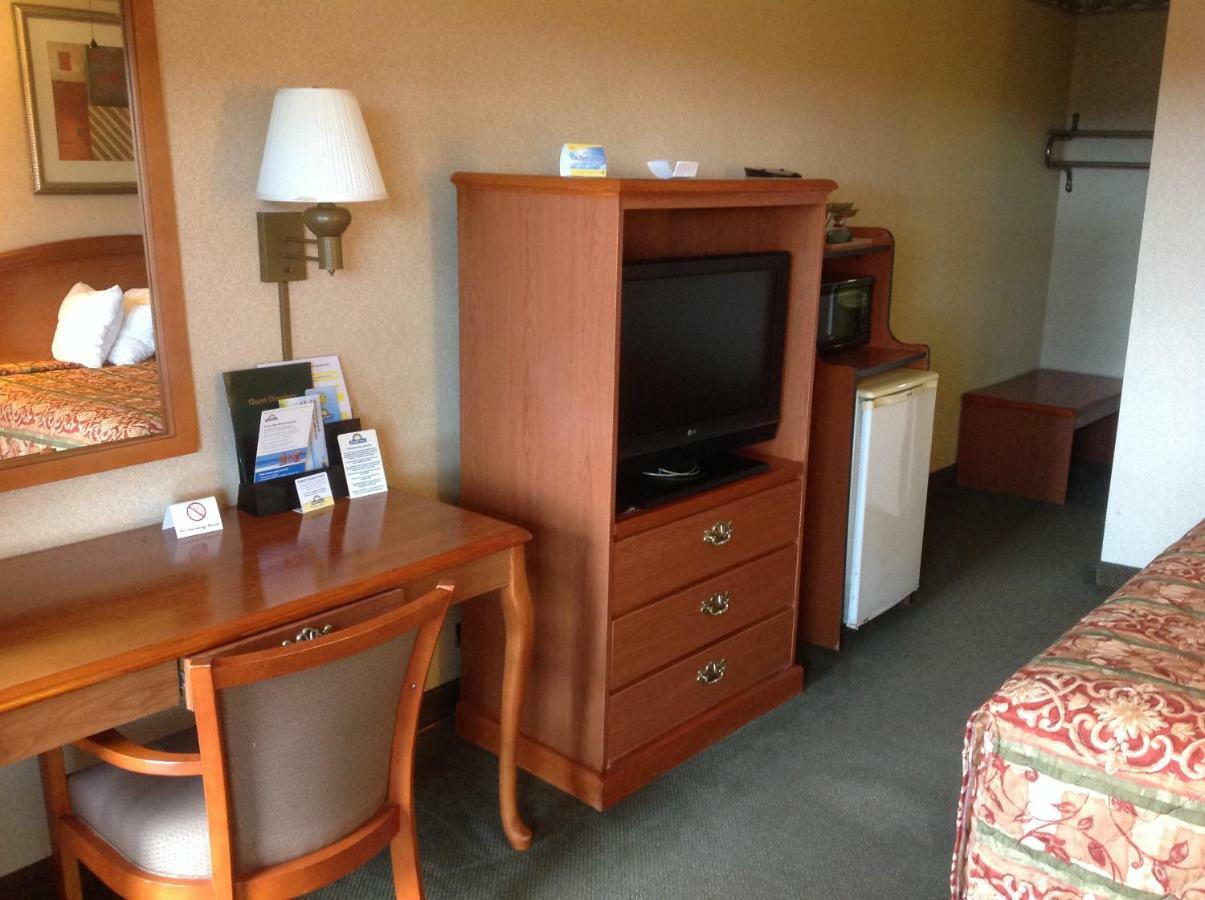 Days Inn By Wyndham Batesville Bagian luar foto